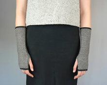 Load image into Gallery viewer, Knit Shepherd Fingerless Gloves
