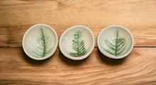 Load image into Gallery viewer, Michelle Bow Little Leaf Bowls
